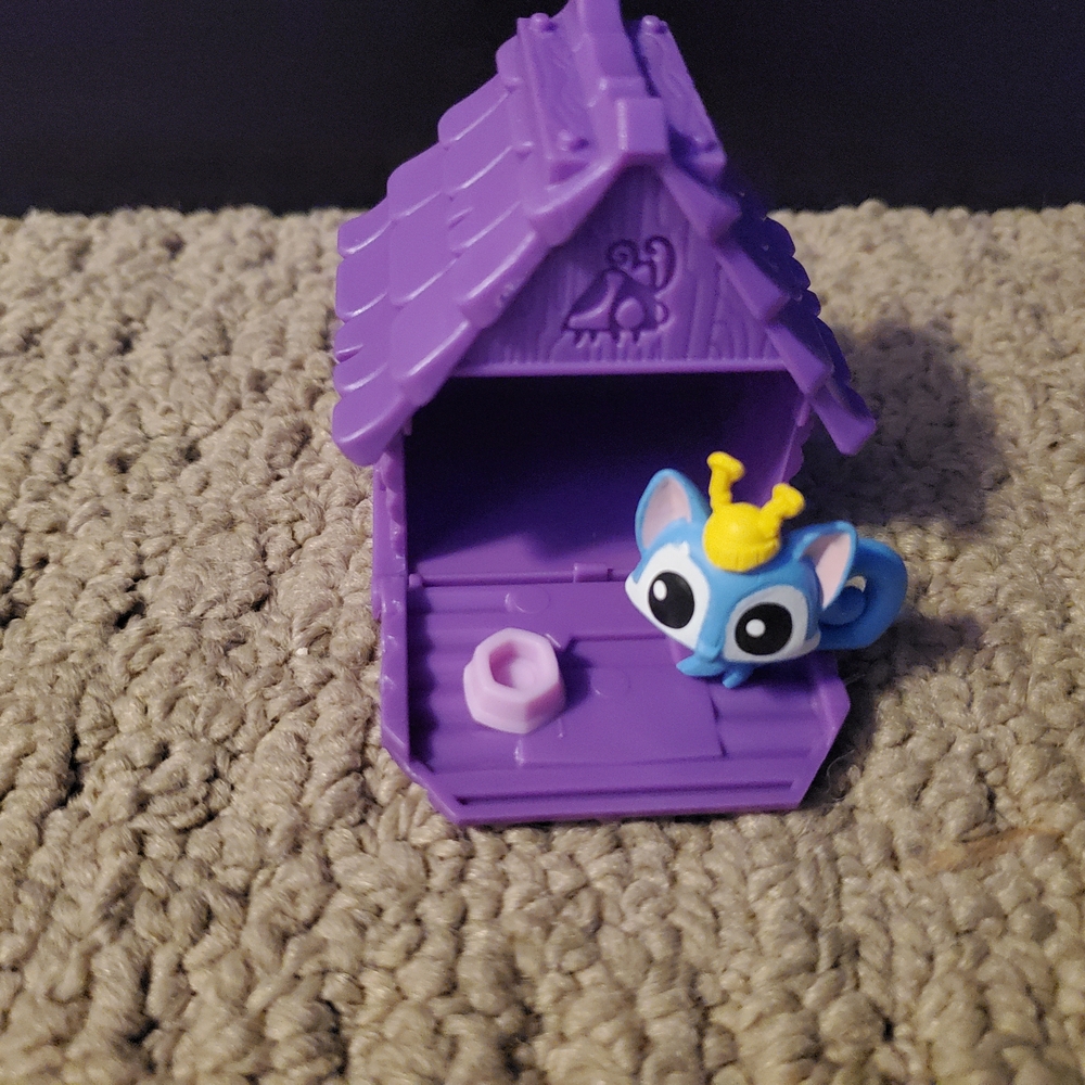 Animal Jam, Little Lemur With Bowl In A Purple House